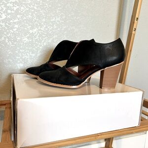 Jolimall cut-out bootie in black. Size 9.
